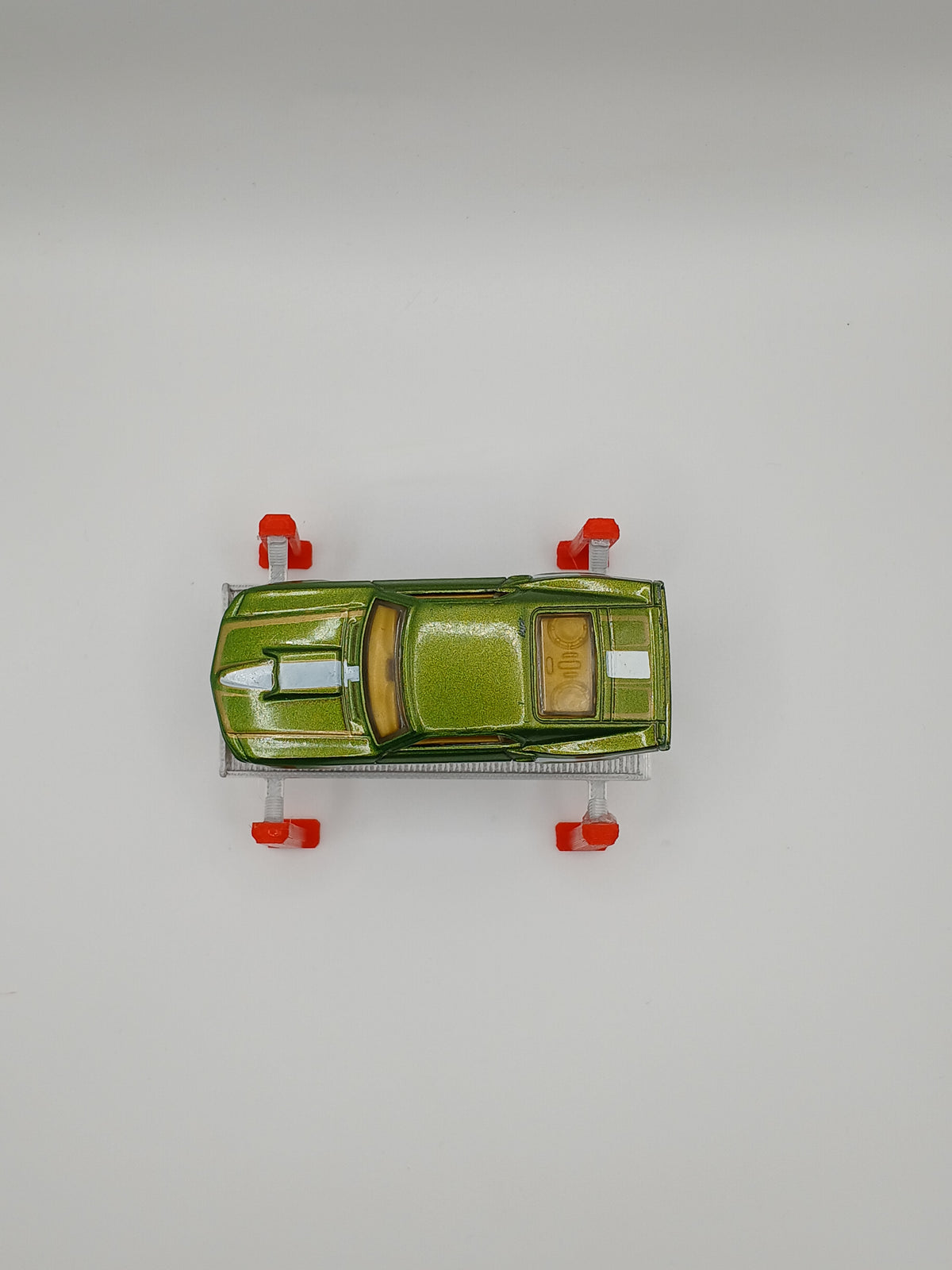 1:64 Scale Red 4-Post Car Lift Garage Workshop Diorama Kit