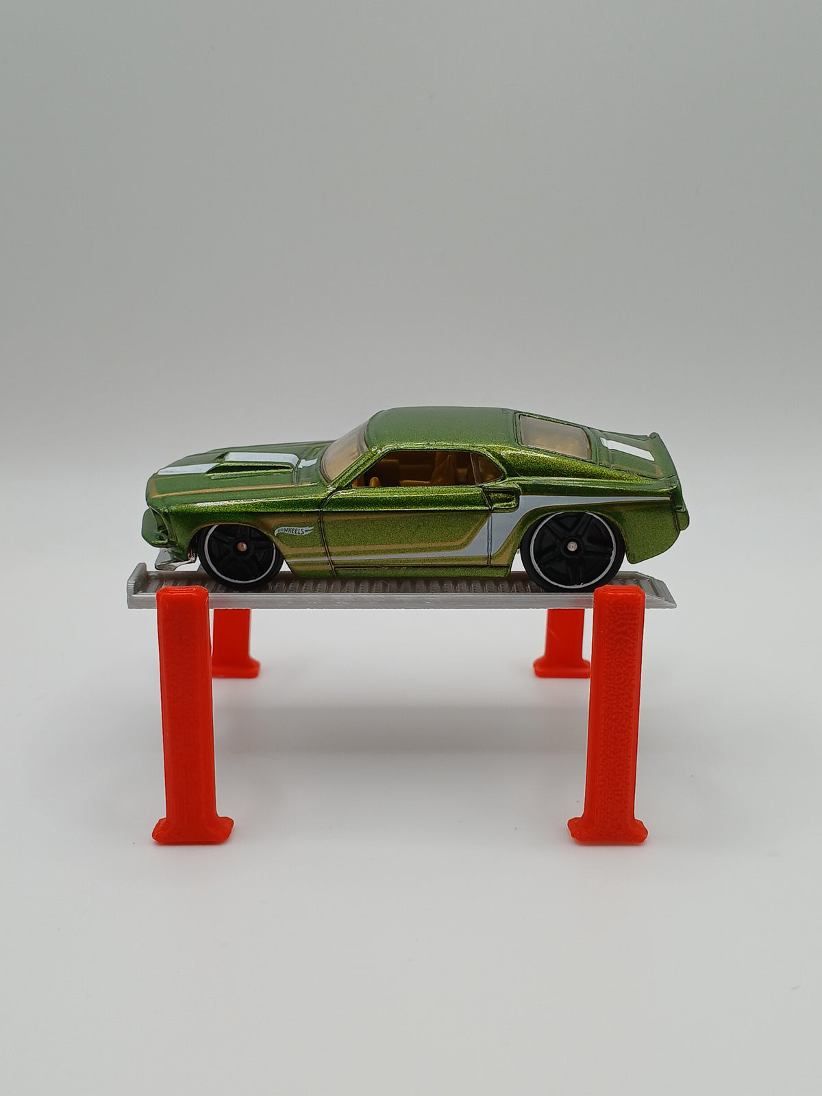 1:64 Scale Red 4-Post Car Lift Garage Workshop Diorama Kit